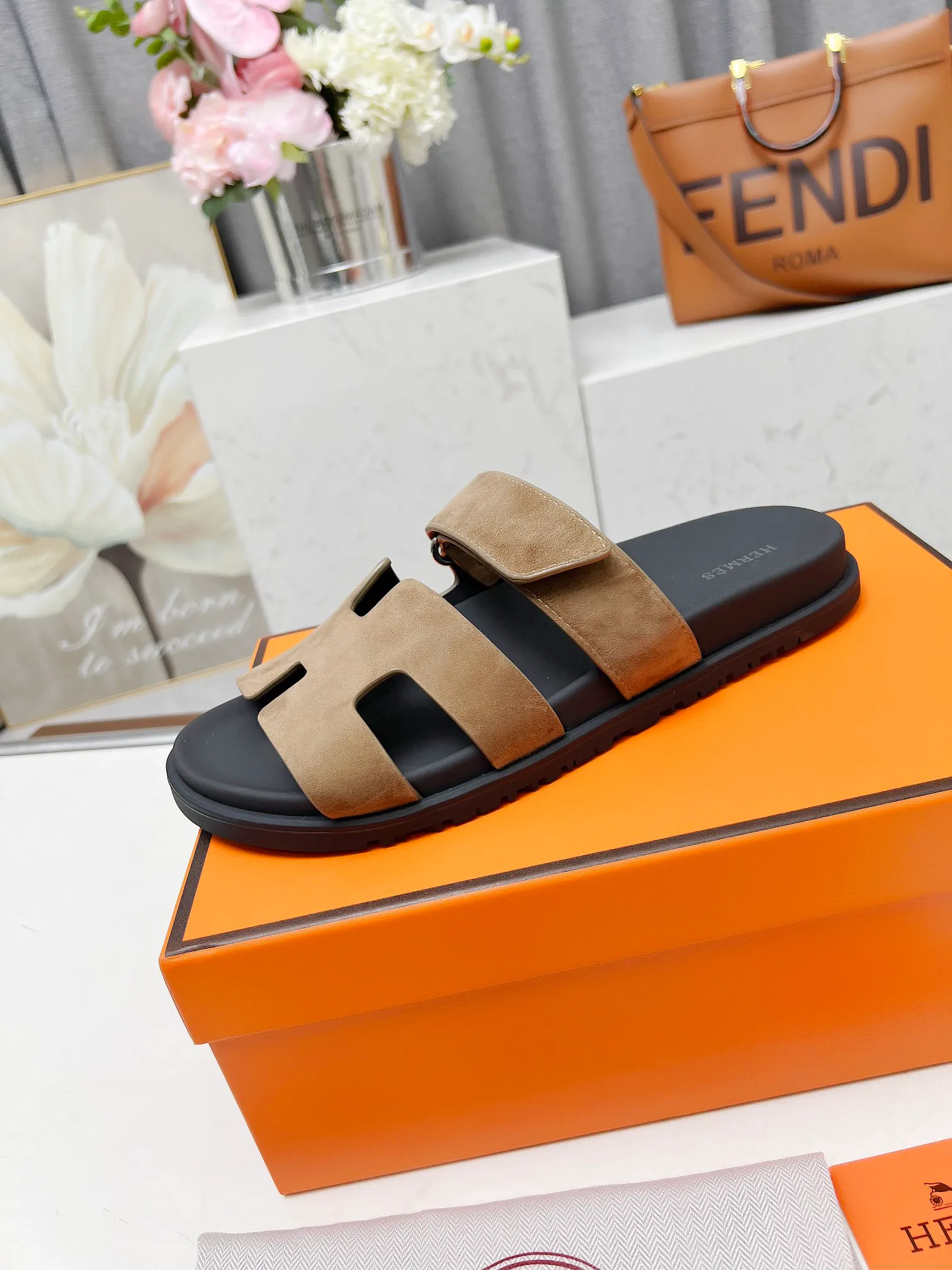 👟👟Ex-factory price 480👟👟 Hermes Hermes chypre second uncle shoes H-shaped Velcro flat sandals and slippers! (Top version) Upper: First layer of silk cowhide/palm pattern cowhide/goat leather, foot pads mixed sheepskin, original molded outsole Female size: 35-43 Male size: 39-46 (Female size 40 41 42 43 Men’s size 45 46 can be customized and not returned)
